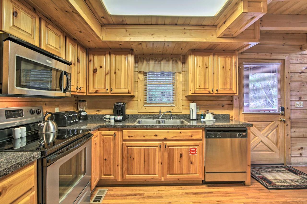 Romantic Cabin With Hot Tub In Pigeon Forge! エクステリア 写真