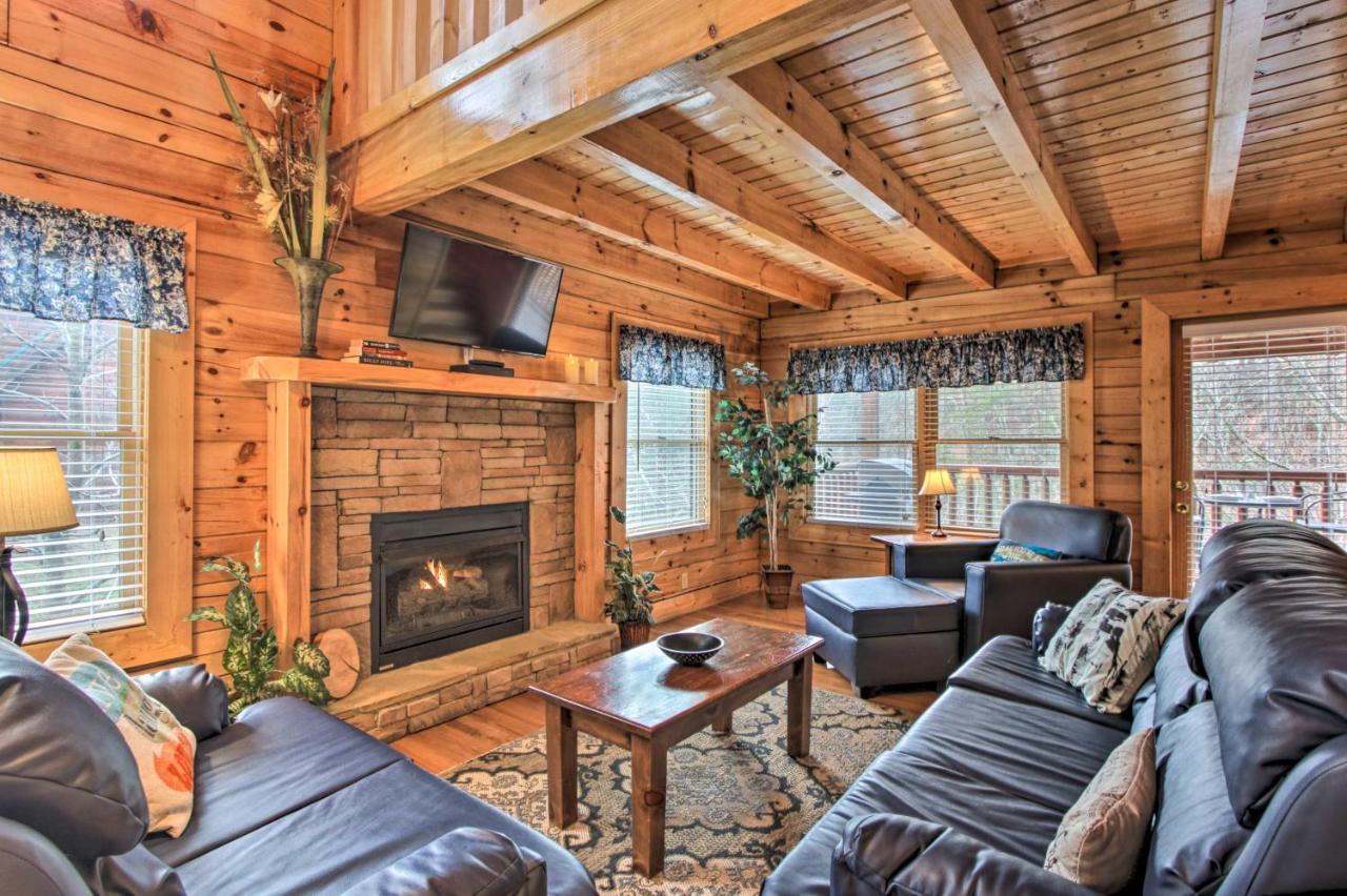 Romantic Cabin With Hot Tub In Pigeon Forge! エクステリア 写真