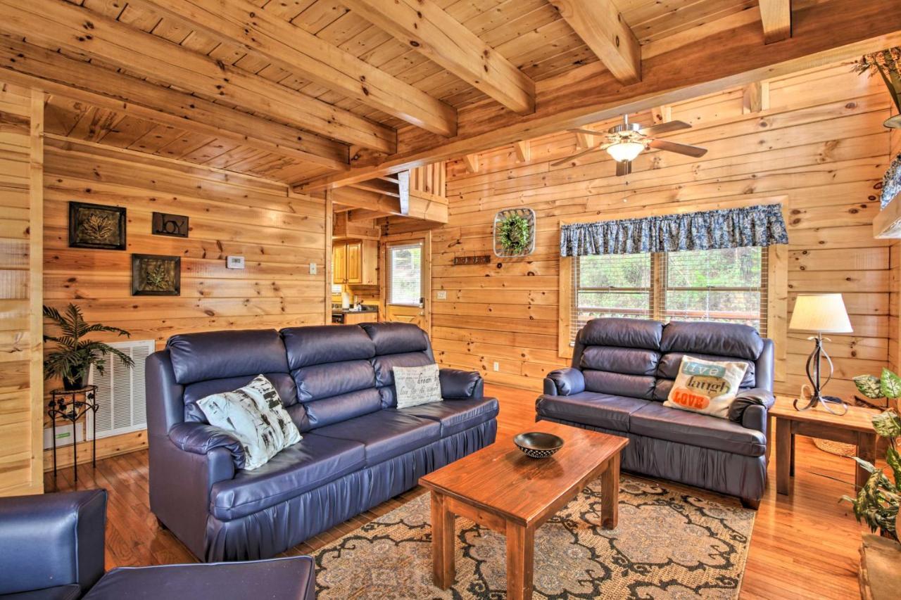 Romantic Cabin With Hot Tub In Pigeon Forge! エクステリア 写真