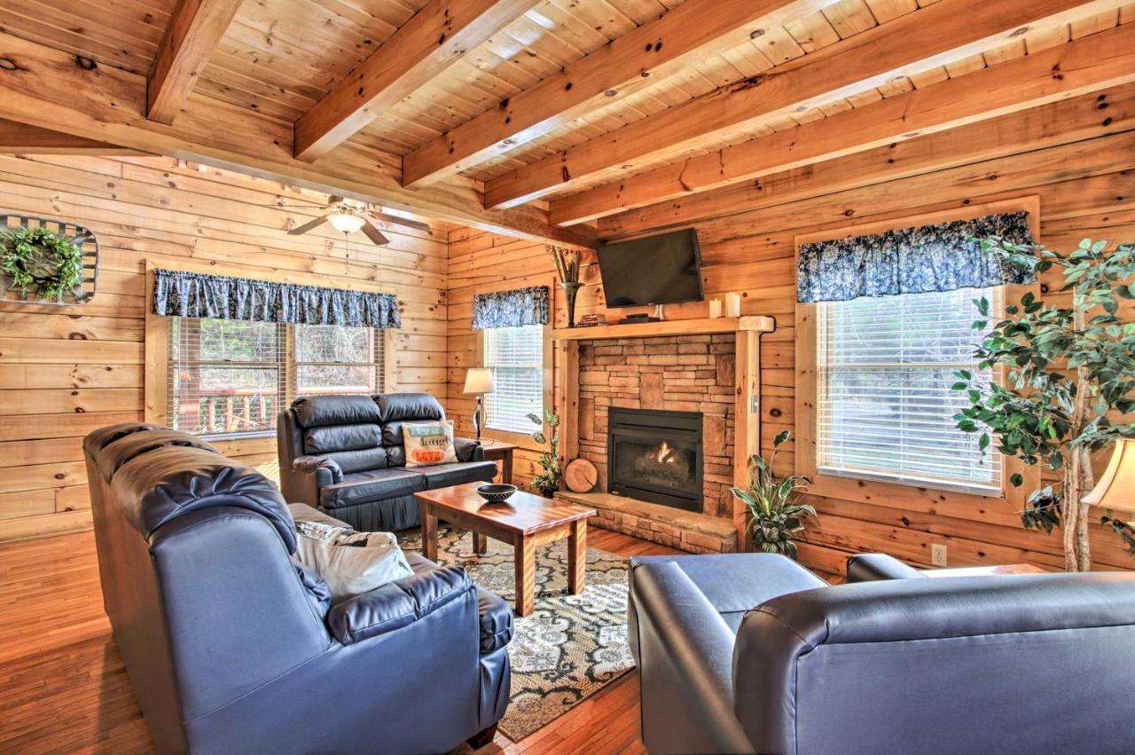 Romantic Cabin With Hot Tub In Pigeon Forge! エクステリア 写真