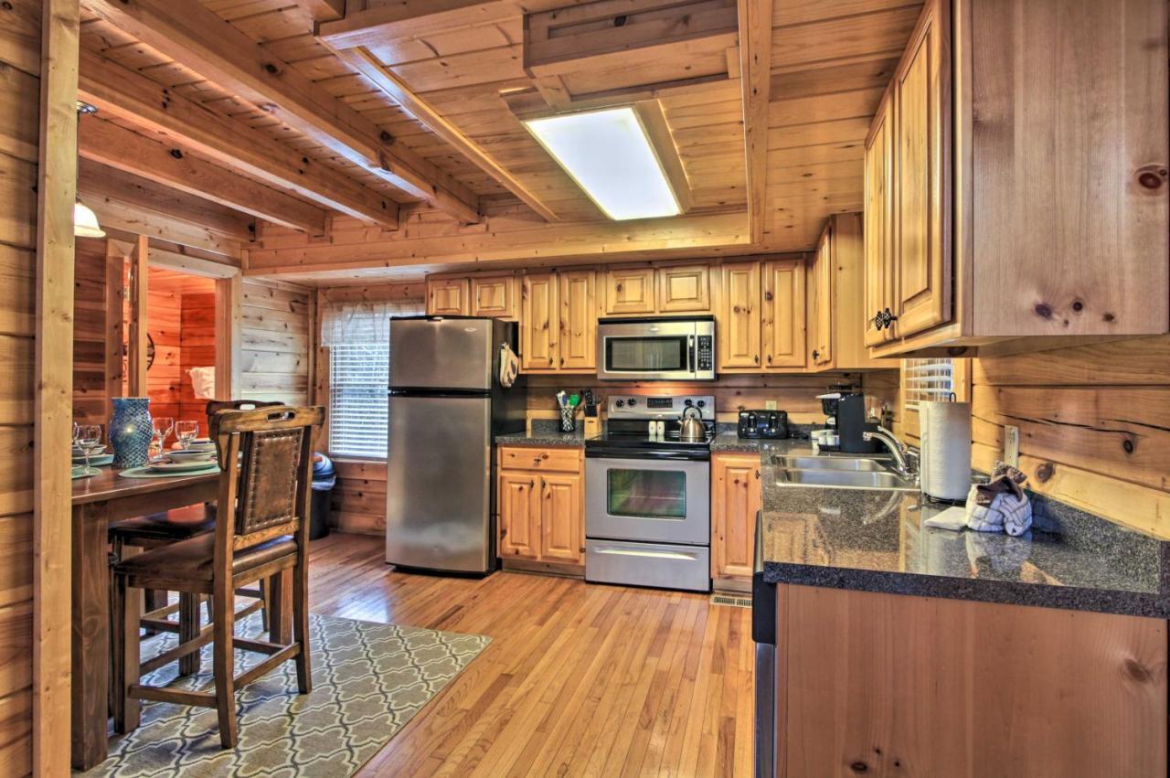 Romantic Cabin With Hot Tub In Pigeon Forge! エクステリア 写真