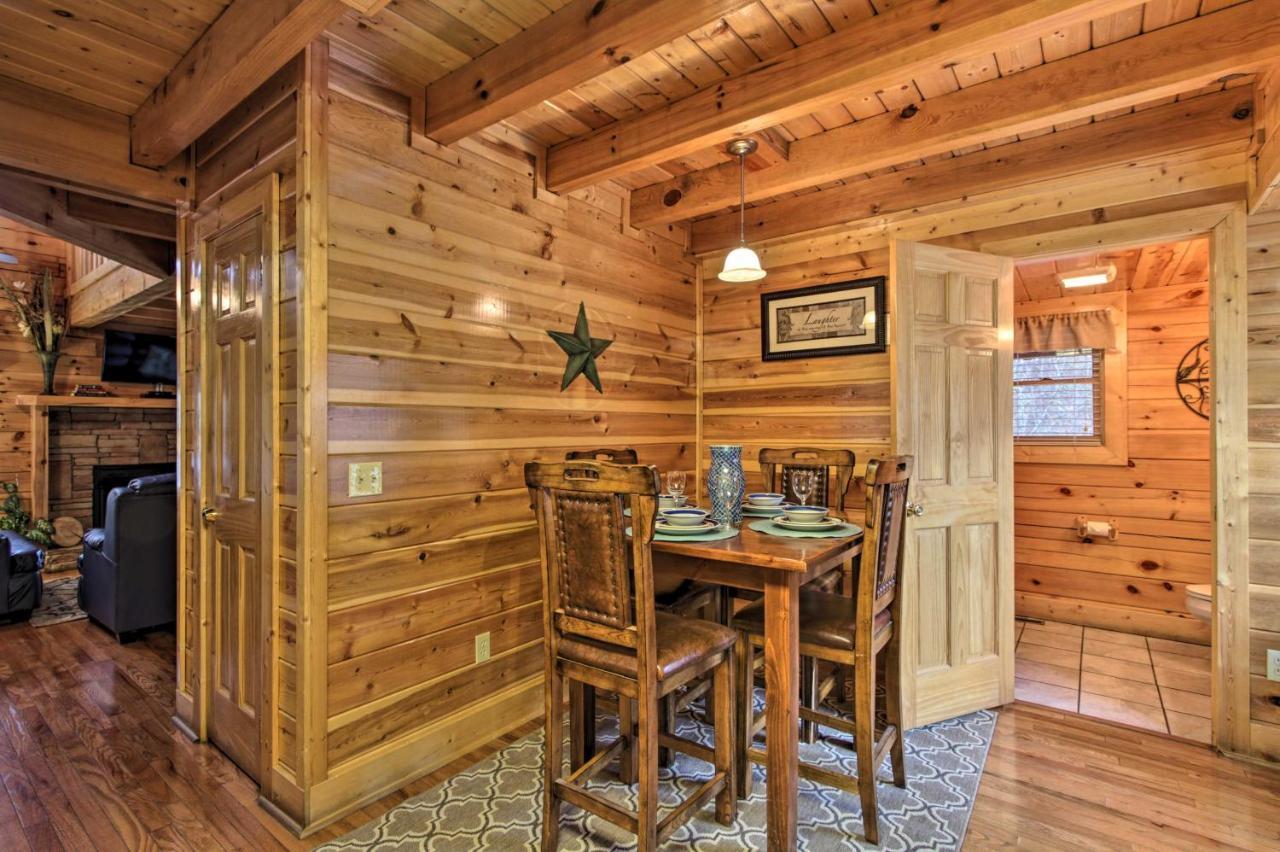 Romantic Cabin With Hot Tub In Pigeon Forge! エクステリア 写真