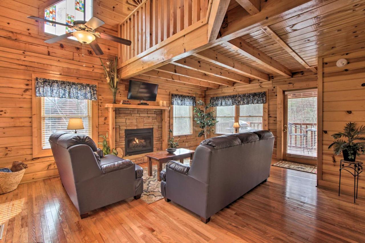 Romantic Cabin With Hot Tub In Pigeon Forge! エクステリア 写真