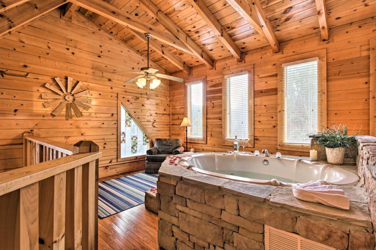 Romantic Cabin With Hot Tub In Pigeon Forge! エクステリア 写真