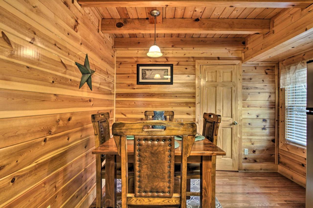 Romantic Cabin With Hot Tub In Pigeon Forge! エクステリア 写真
