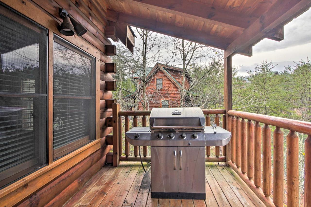 Romantic Cabin With Hot Tub In Pigeon Forge! エクステリア 写真