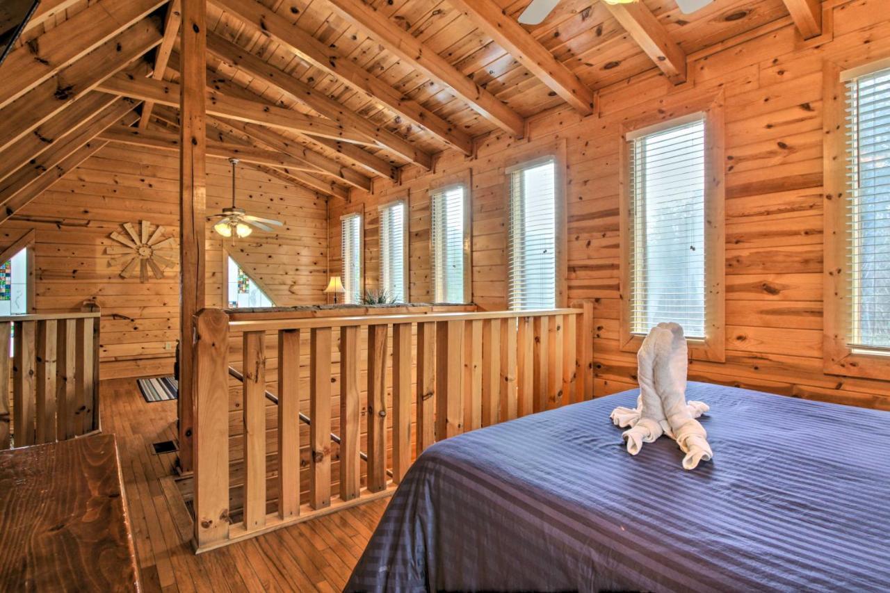 Romantic Cabin With Hot Tub In Pigeon Forge! エクステリア 写真
