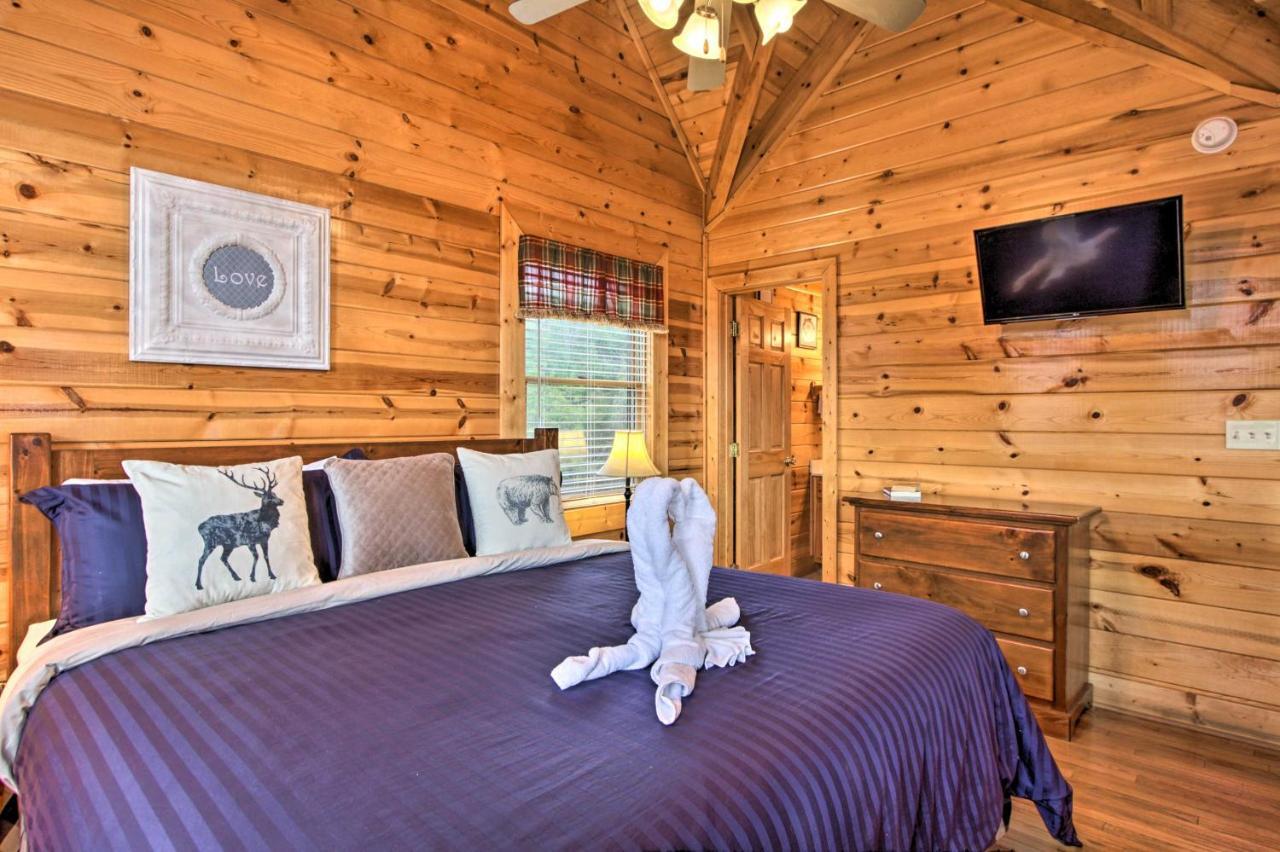 Romantic Cabin With Hot Tub In Pigeon Forge! エクステリア 写真