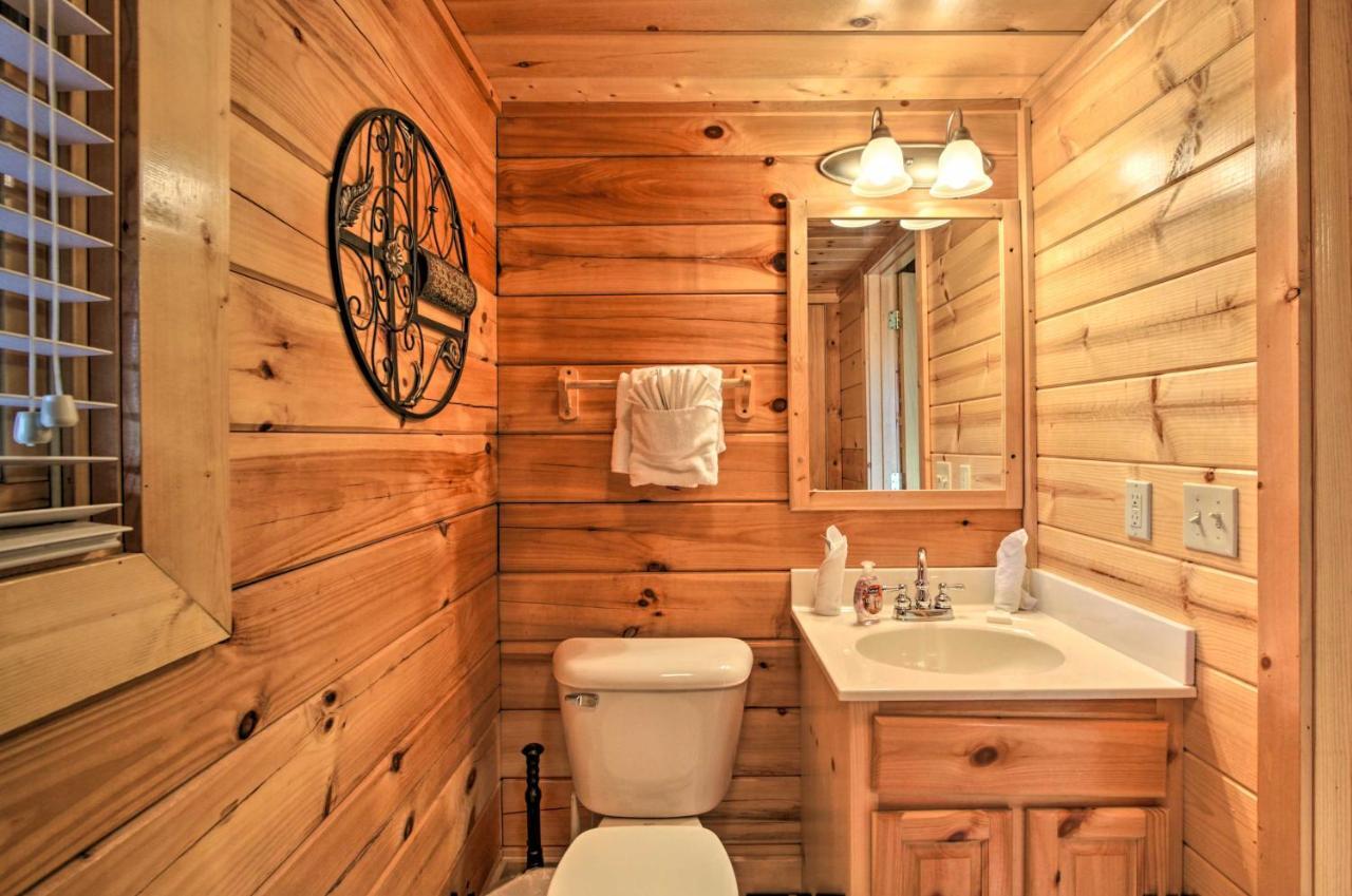 Romantic Cabin With Hot Tub In Pigeon Forge! エクステリア 写真