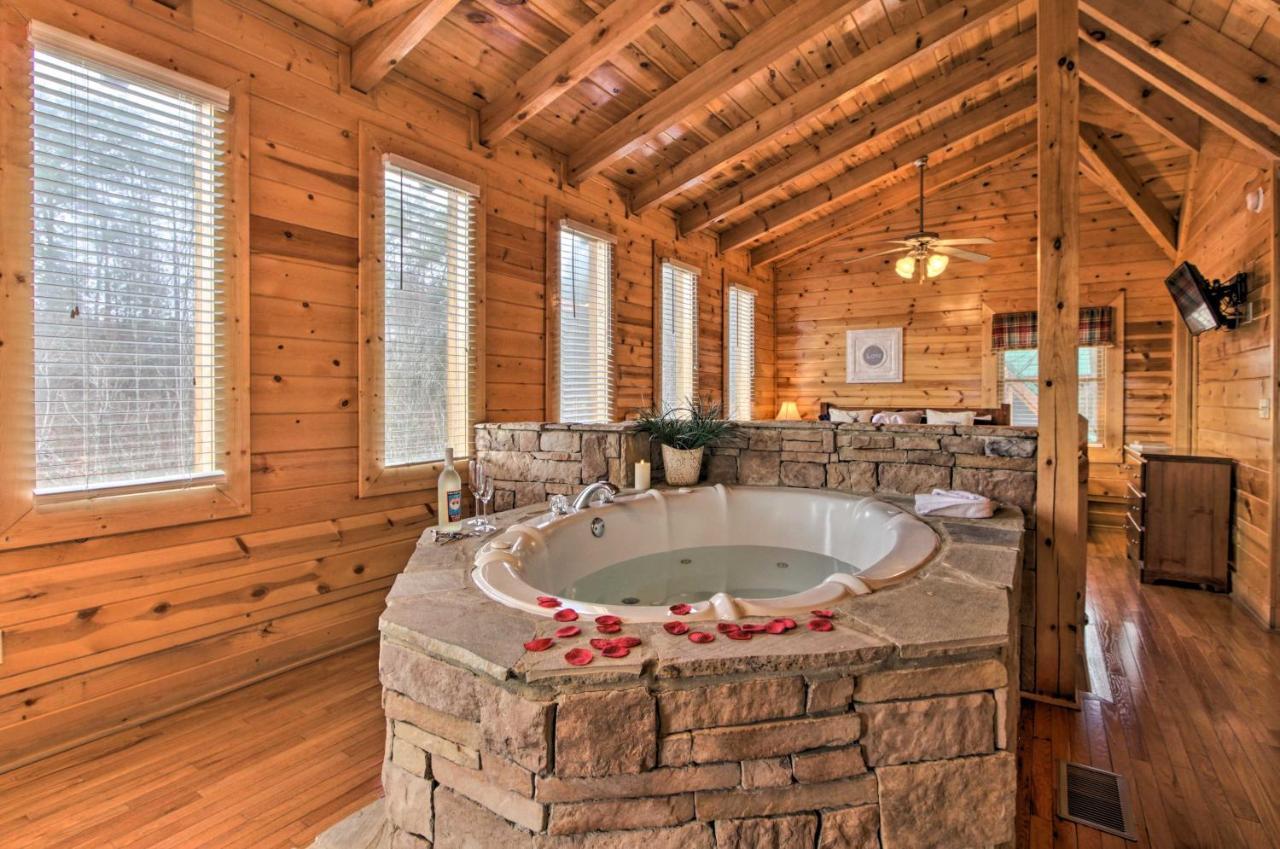 Romantic Cabin With Hot Tub In Pigeon Forge! エクステリア 写真