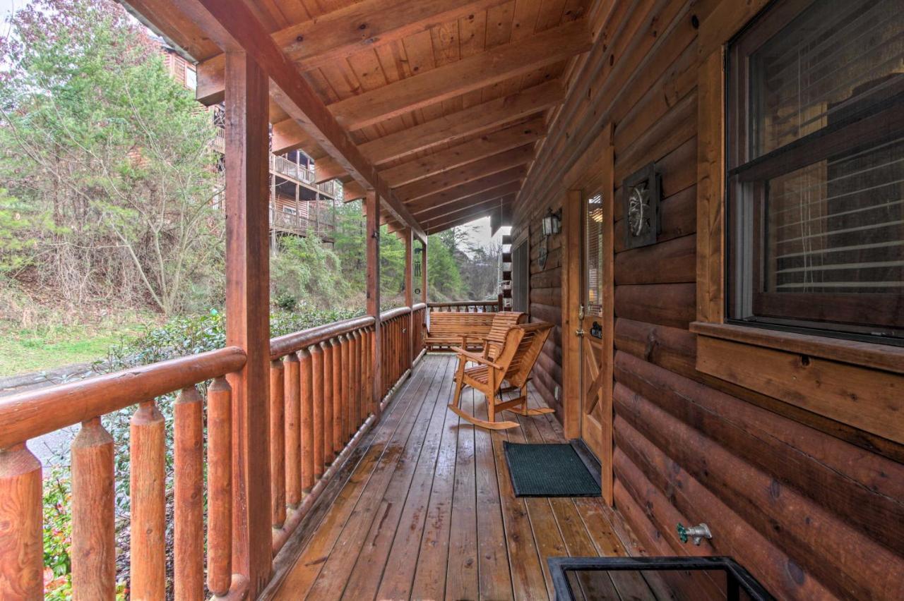 Romantic Cabin With Hot Tub In Pigeon Forge! エクステリア 写真
