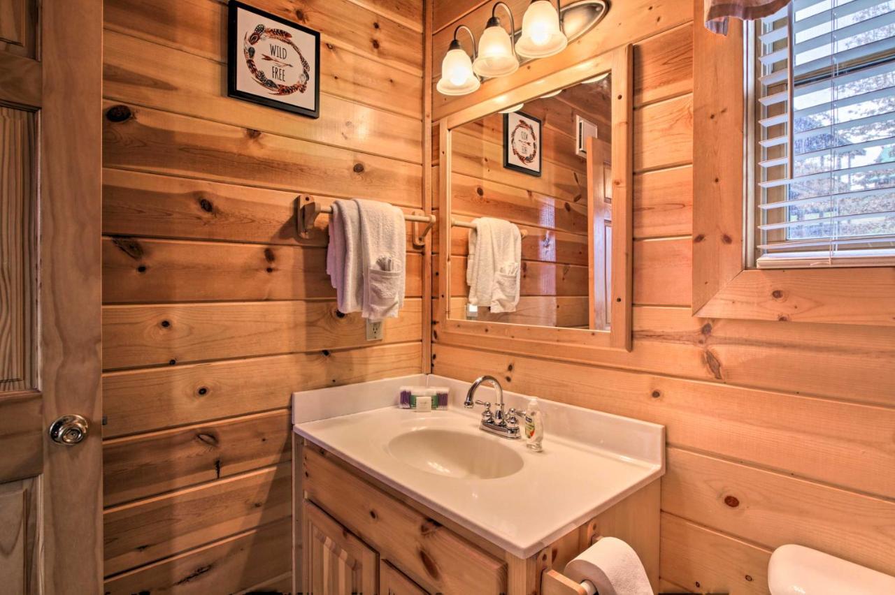 Romantic Cabin With Hot Tub In Pigeon Forge! エクステリア 写真